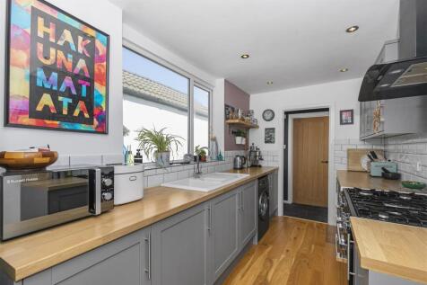 Kitchen 2.jpg