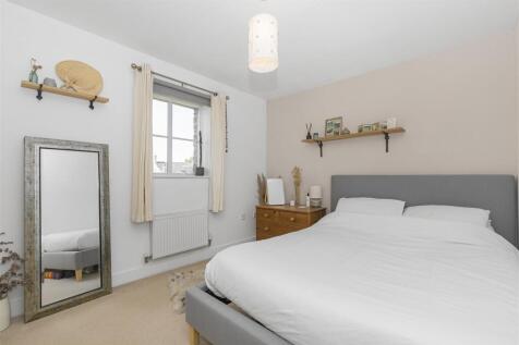 Bedroom 1.jpg