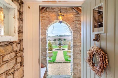 8580225-interior32.jpg