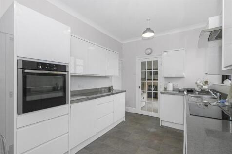 Kitchen 2.jpg