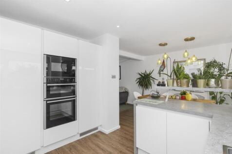 Kitchen 2.jpg