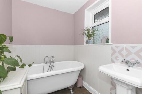 Bathroom 1.jpg