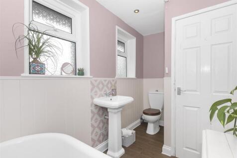 Bathroom 1.1.jpg