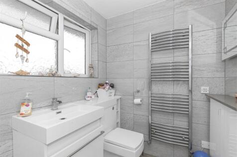 Bathroom b.jpg