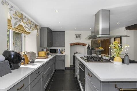 Kitchen 2.jpg
