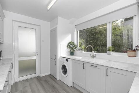 Kitchen b.jpg