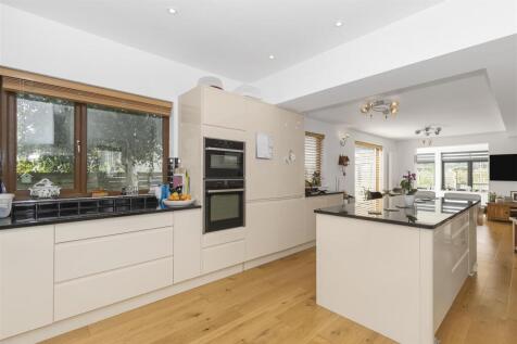 Kitchen 2.jpg