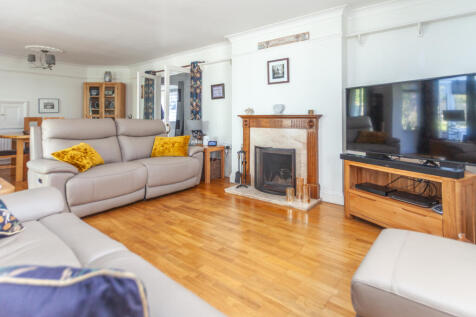 3 Bedroom Detached Bungalow In Popular Village Fo