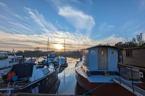 2 Berth Houseboat for Sale On The Deben