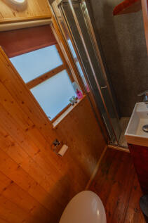 SHEPHERD&#39;S HUT SHOWER ROOM