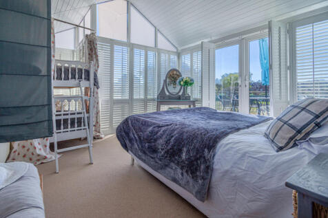 HOLIDAY LET BED 1