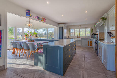 6 Bedroom Detached for Sale