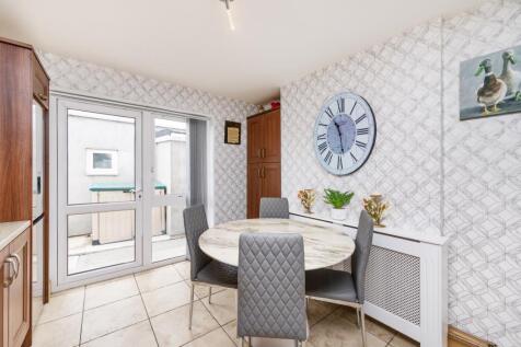 Kitchen/ Dining Room