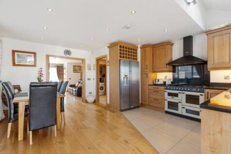 Kitchen/ Dining