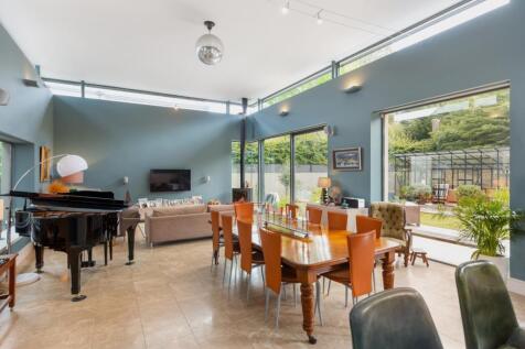Dining Area/ Lounge