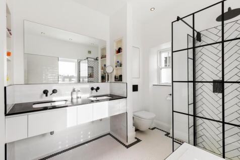 Main Bathroom Ensuit