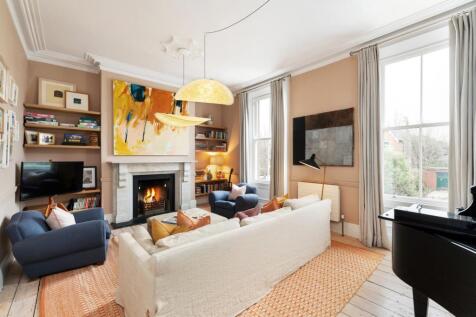 Living Room / Bed 3