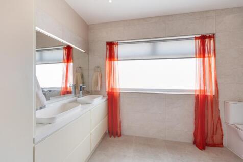 23-11a Ensuite