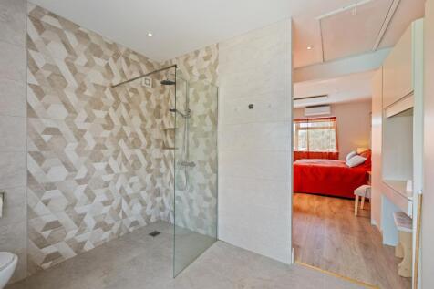 24-11a Ensuite