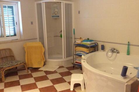 Jacuzzi and shower