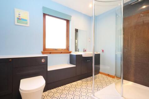 Principal Bedroom En-Suite (downstairs)