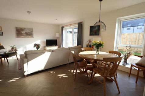 Lounge / Dining