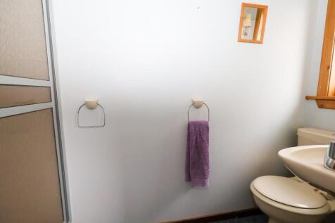 Principal Bedroom En-Suite (downstairs)