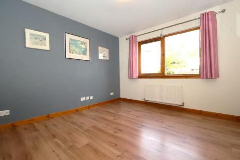 Principal Bedroom En-Suite (downstairs)