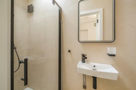 Studio Shower Room
