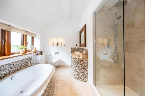 Master En Suite Bathroom