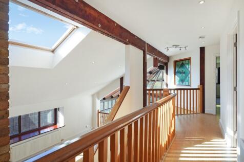 Mezzanine level hall