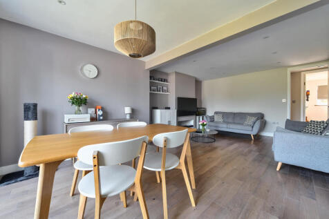Lounge / Dining Area