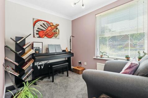 Bedroom 5/Study