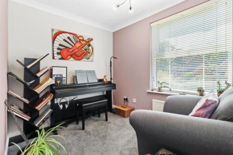 Bedroom 5/Study