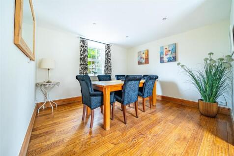 24235 The Coach house-010.jpg