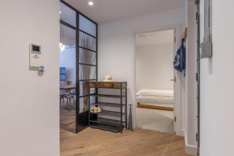 Bedroom 2/Study