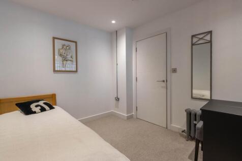Bedroom 2/Study
