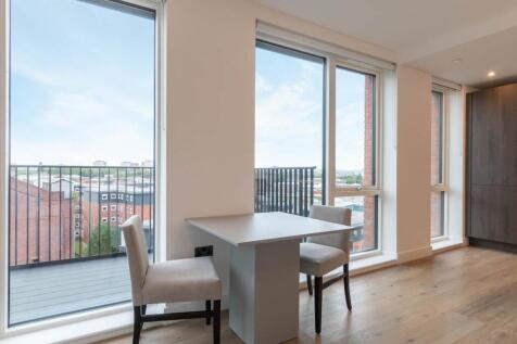 Lounge/Dining Area