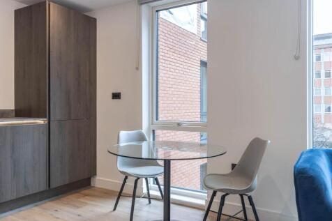 Lounge/Dining Area