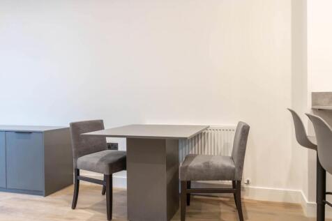 Lounge/Dining Area