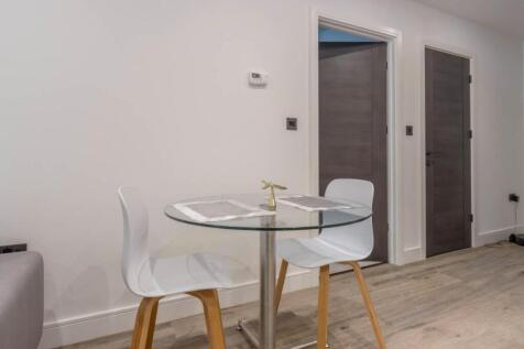 Lounge/Dining Area