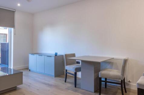 Lounge/Dining Area