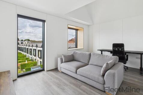 Top-floor lounge/gaming space
