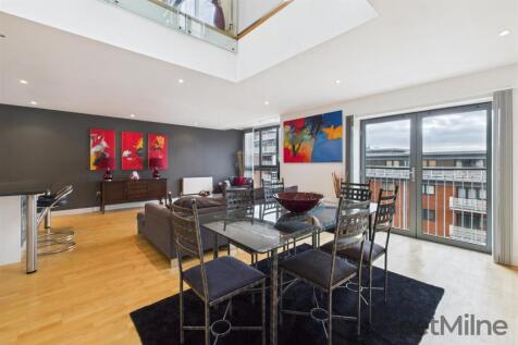 Living/dining area