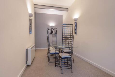 Living Room/Dining Area