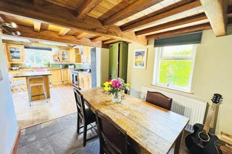 KITCHEN FAMILY ROOM