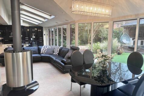 KITCHEN/FAMILY ROOM