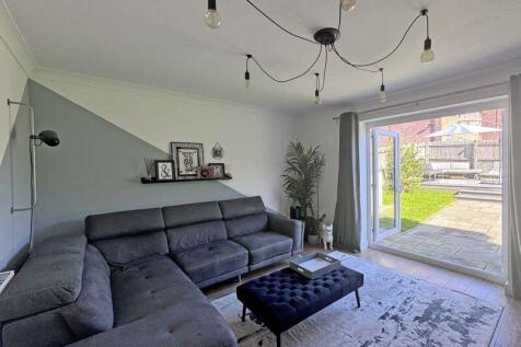REAR LOUNGE