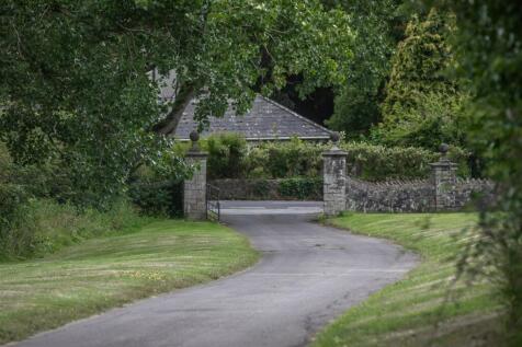 Entrance Gates Corfe Hill House.jpg
