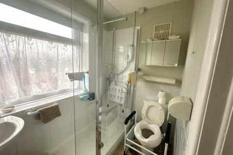 SHOWER ROOM.jpg